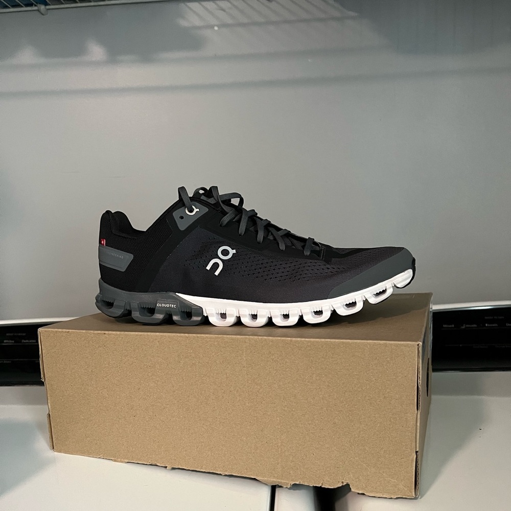 Men’s size 9.5 oncloud shoes worn once.